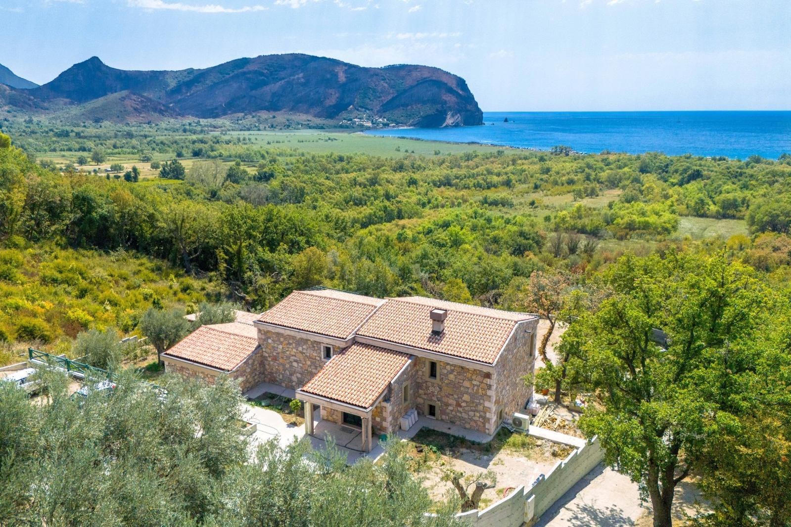Vue aérienne de Paštrovići Stone Retreat au-dessus du littoral adriatique