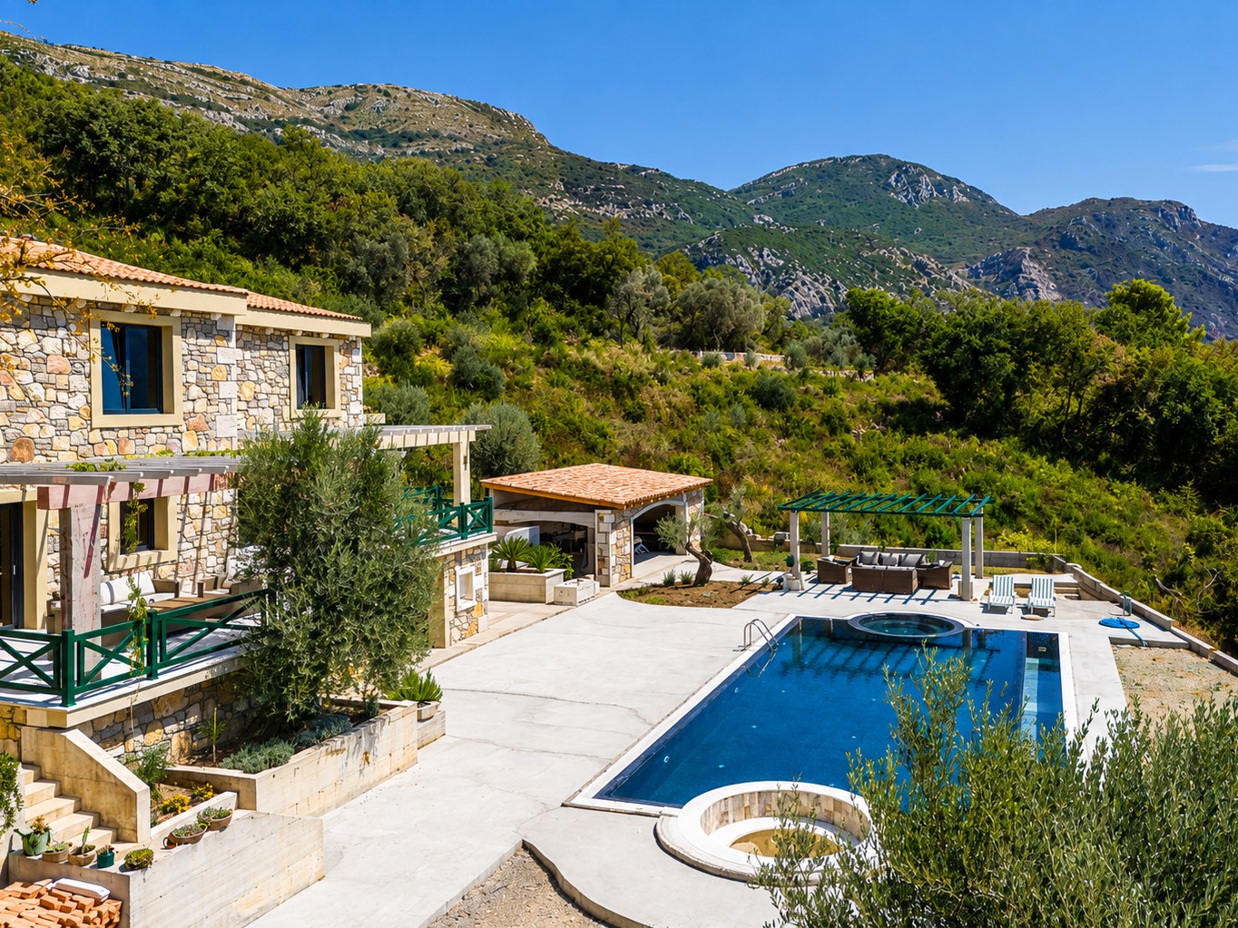 Coin salon près de la piscine et pergola à Paštrovići Stone Retreat, avec les collines du Monténégro en arrière-plan