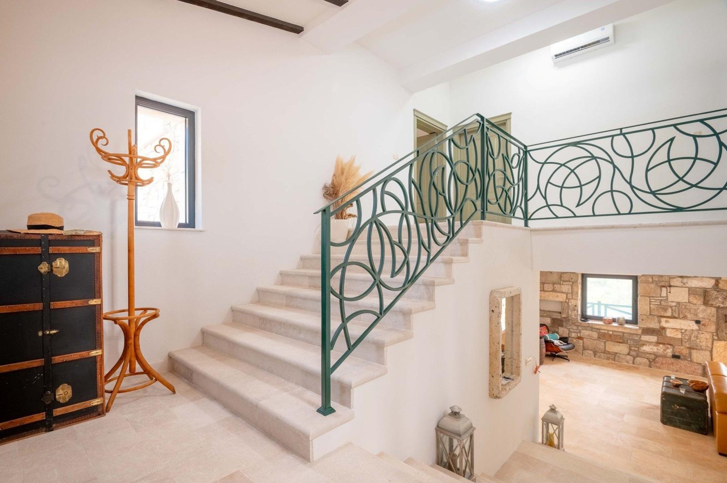 Escalier intérieur avec ferronnerie forgée sur pierre naturelle à Paštrovići Stone Retreat